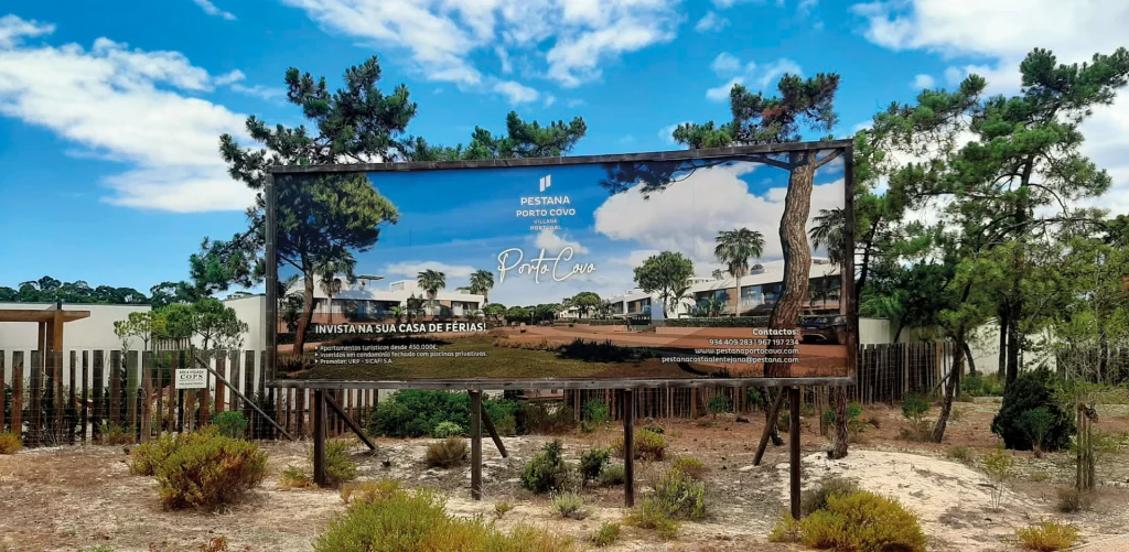 Imagem de um grande outdoor anunciando um novo resort do grupo pestana na página power up your world